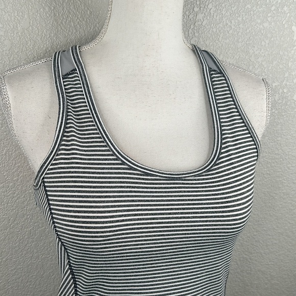 Athletic Activewear Gray & White Striped Coral Lining Workout Top Size Large - Picture 2 of 6